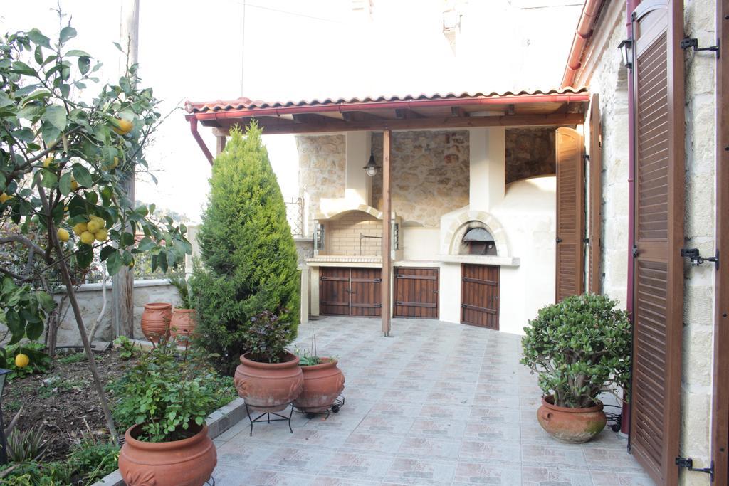 Artemisia Traditional Home Choudetsi Экстерьер фото