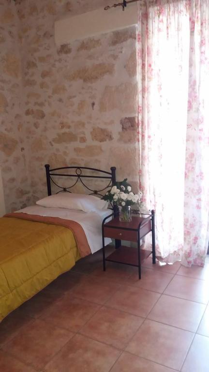 Artemisia Traditional Home Choudetsi Экстерьер фото
