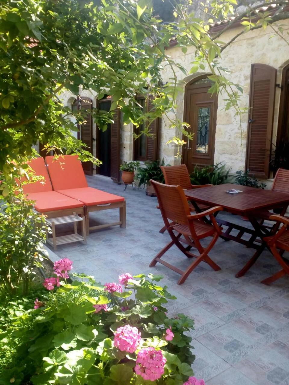 Artemisia Traditional Home Choudetsi Экстерьер фото